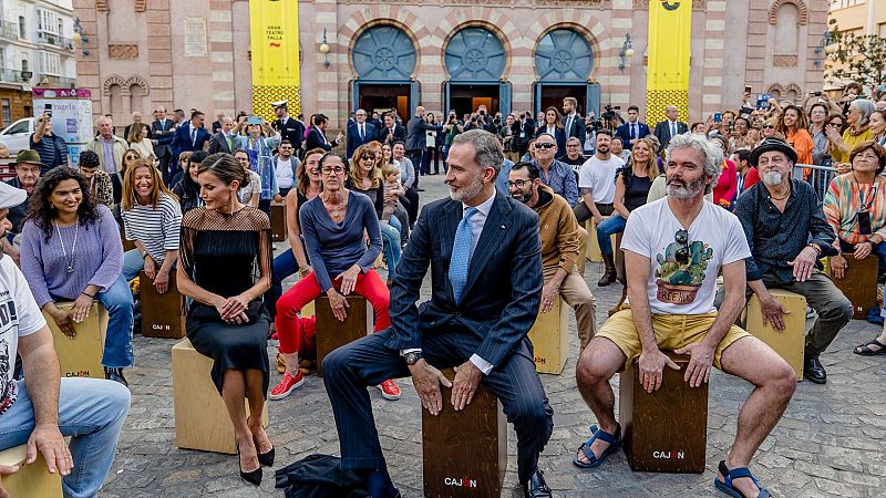 Conocemos a los cajoneros de Cádiz con los que tocó el Rey Felipe VI | Ver