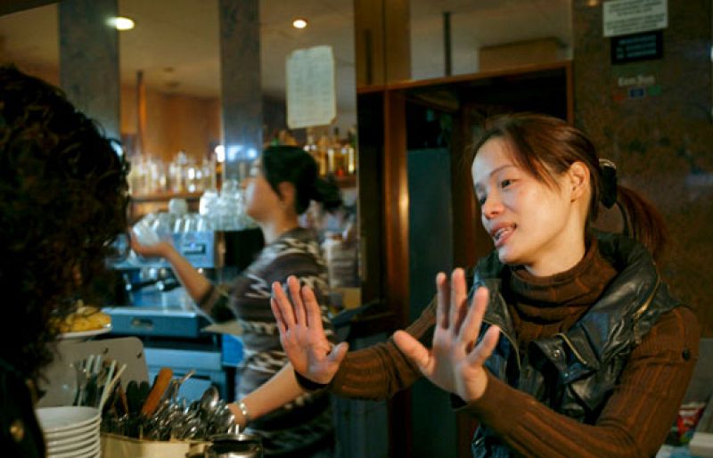 Un hombre apuñalado al intentar defender a una mujer del intento de agresión de su ex pareja | Ver