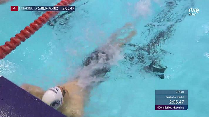 Natación - Álex Castejón se da un coscorrón en un viraje de espalda