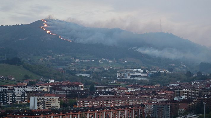 Informativo 24h - Más de un centenar de incendios calcinan Asturias y las llamas llegan a Oviedo