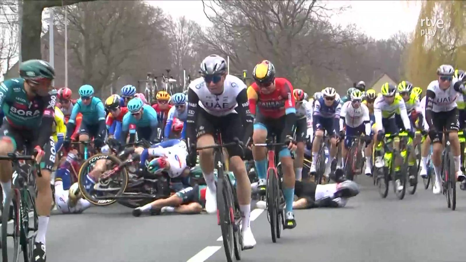 La locura de Filip Maciejuk que ha provocado una montonera con muchos involucrados en el Tour de Flandes