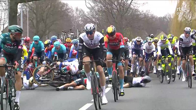 La locura de Filip Maciejuk que ha provocado una montonera con muchos involucrados en el Tour de Flandes