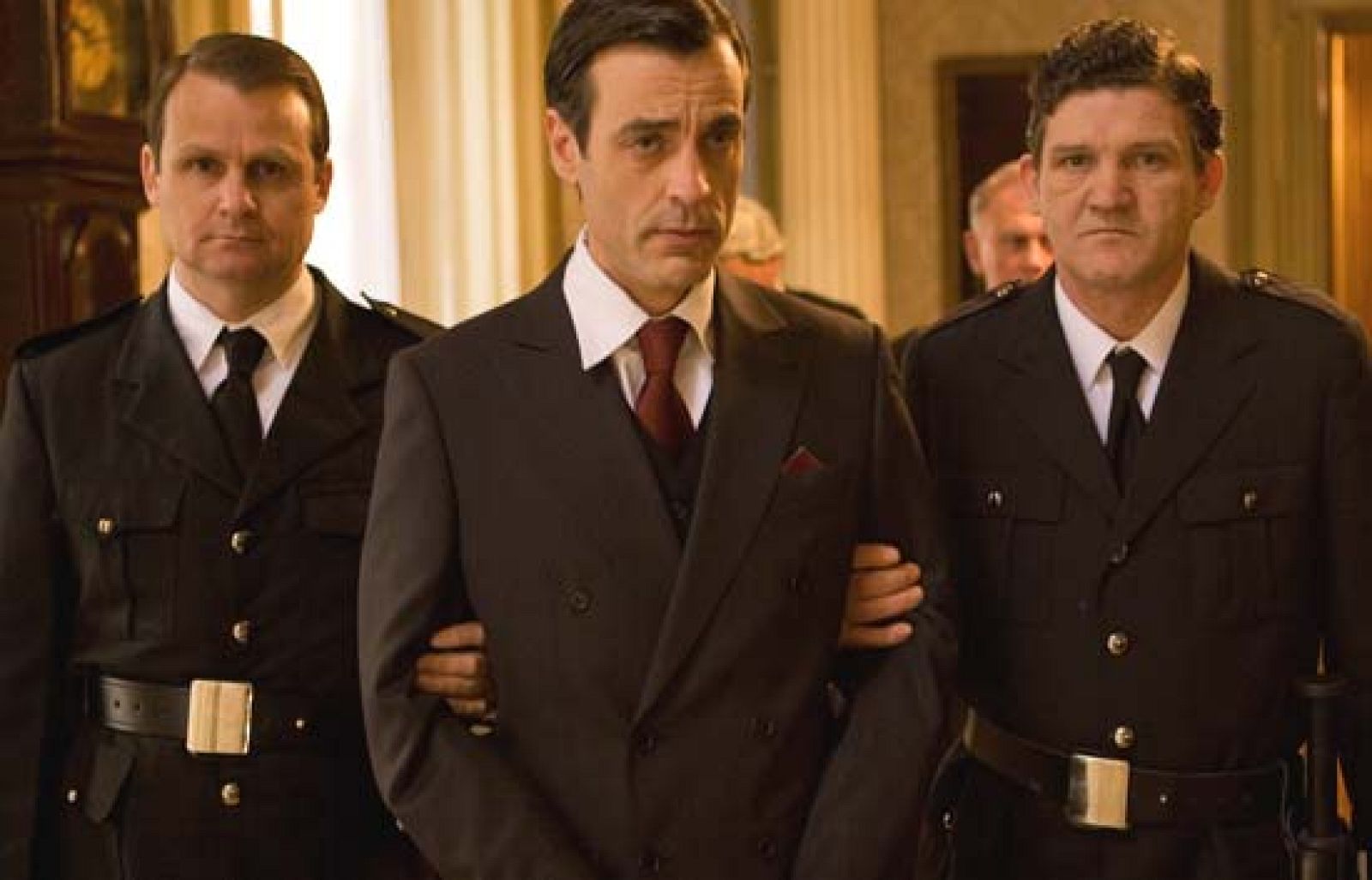 Amar - Resumen del primer capítulo de 'Alta traición' | Ver