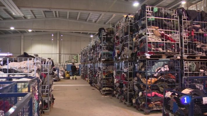 L'Informatiu - Visitem la planta de reciclatge de tèxtil més gran del sud d'Europa