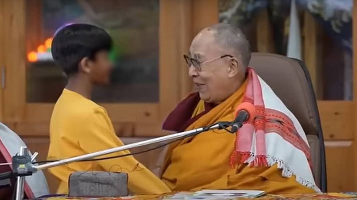 Informativo 24h - El dalái lama se disculpa tras pedir a un niño que "chupe su lengua"