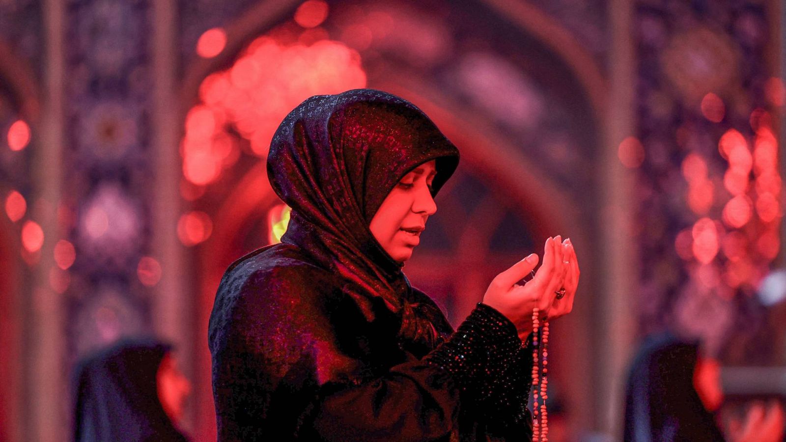 Las mujeres en Ramadán no pueden maquillarse y quedan exentas del ayuno los días de regla | Ver