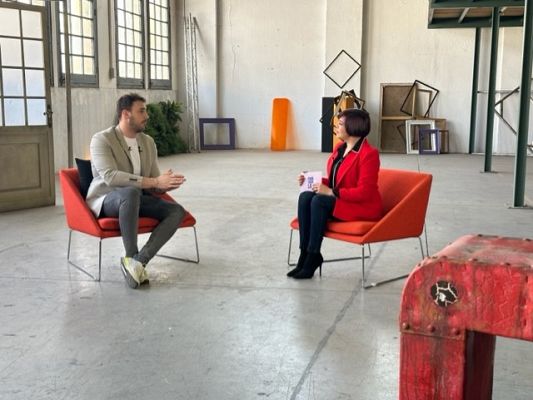 Para todos La 2 - Balón amarillo, bandera arcoiris. Víctor Gutiérrez