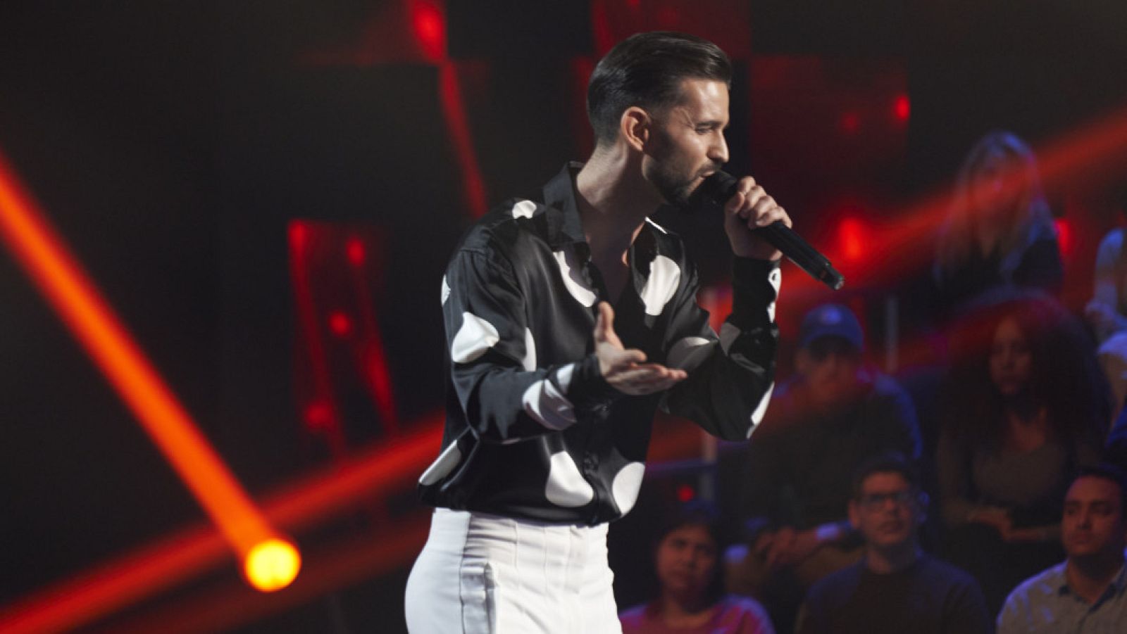 Millán pone toda su alma en la canción 'Mi amante amigo'