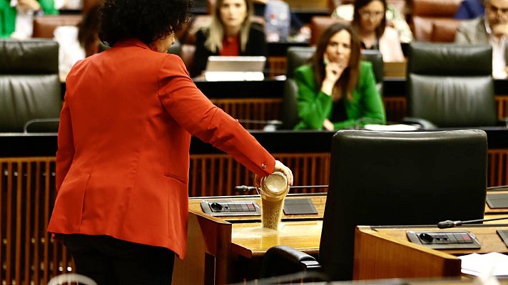 La tarde en 24h - Una diputada echa arena en el escaño de Juanma Moreno