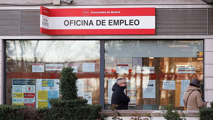 Telediario 1 - Las mujeres desempleadas de larga duración superan en un 26% a los hombres en la misma situación