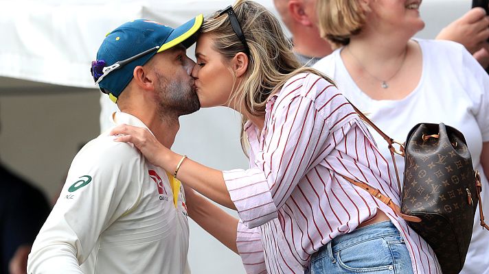 Telediario 1 - Se celebra el Día Internacional del Beso