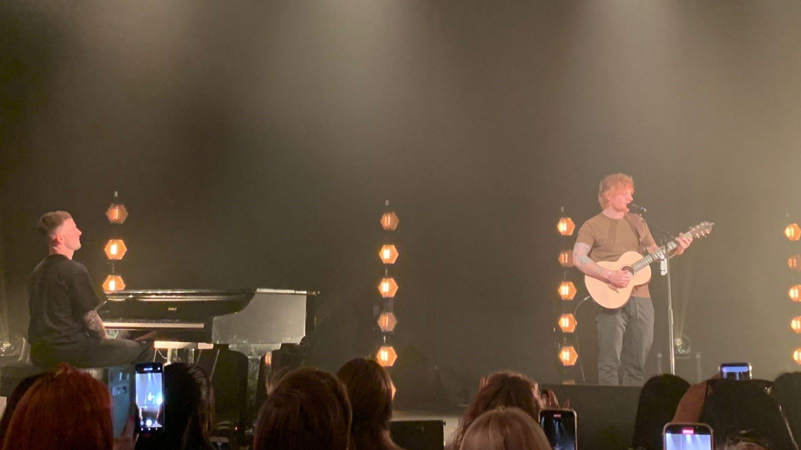 Ed Sheeran presenta su nuevo disco ente un reducido número de fans en Madrid