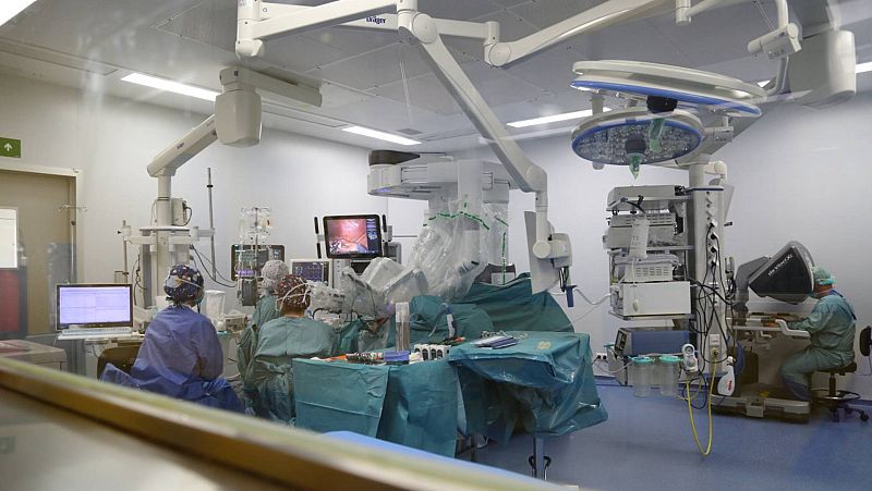 El Hospital Vall d'Hebron realiza el primer trasplante robótico de pulmón sin abrir el tórax | Ver