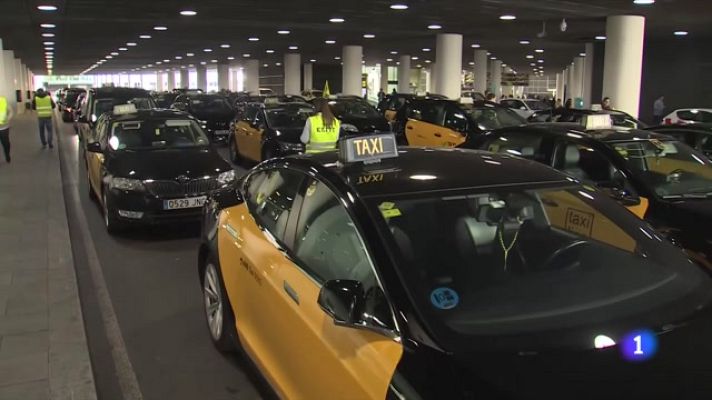 L'Informatiu - Els taxis col·lapsen la T1 durant una hora per protestar contra els conductors il·legals