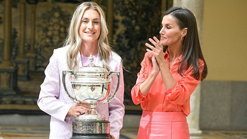 Alexia Putellas recibe el Premio Nacional del Deporte de manos de la reina Letizia