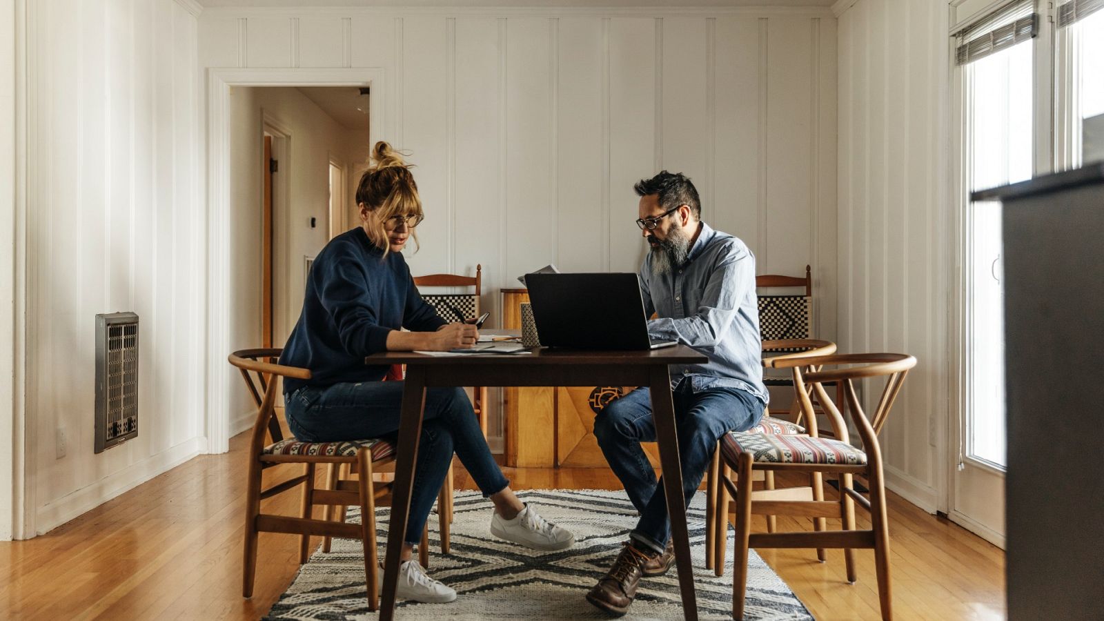 El esfuerzo económico que hacen los propietarios es cada vez mayor y ahora dedican casi siete años de su sueldo a la compra de una vivienda, el valor más alto desde la burbuja inmobiliaria.