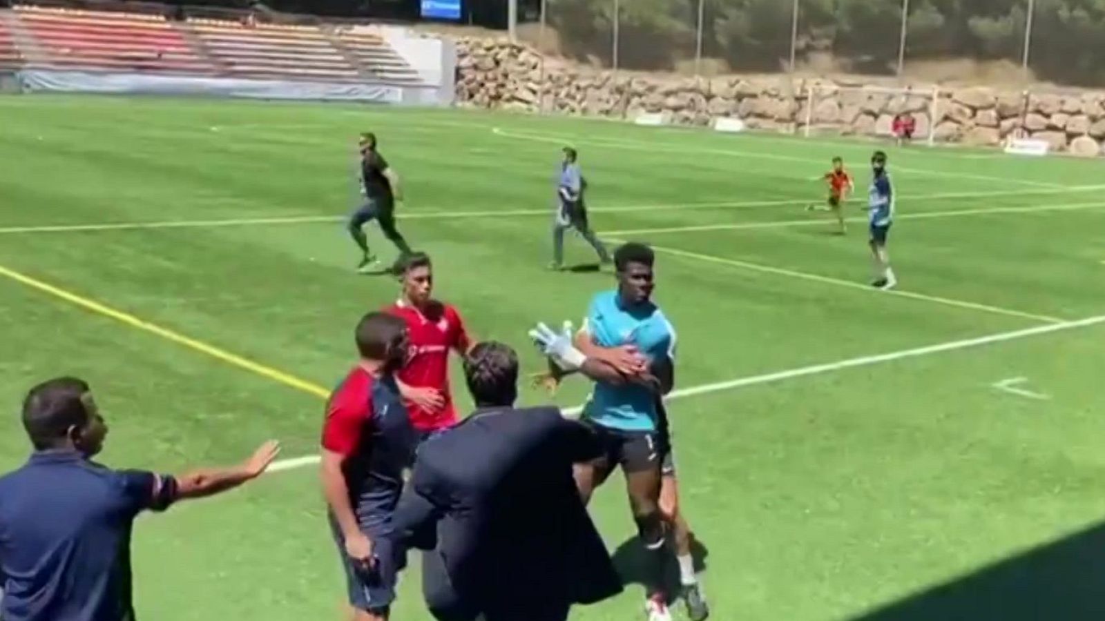 Las críticas contra los árbitros del fútbol profesional se traspasan al fútbol base - ver ahora