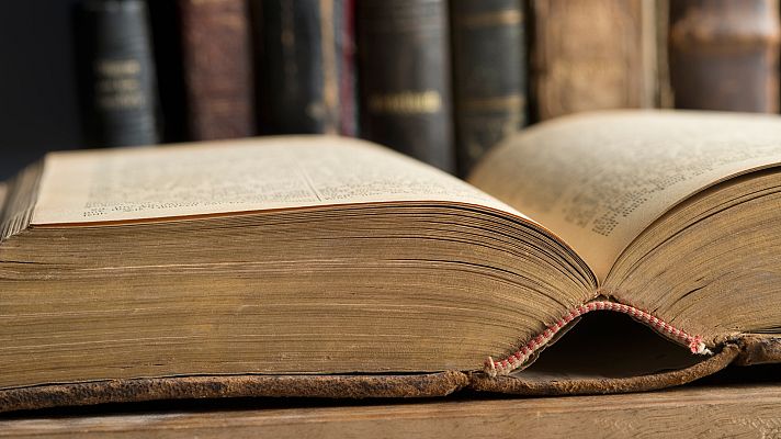 Telediario 2 - Una pequeña librería en Lloreda de Cayón cuenta con primeras ediciones de libros clásicos