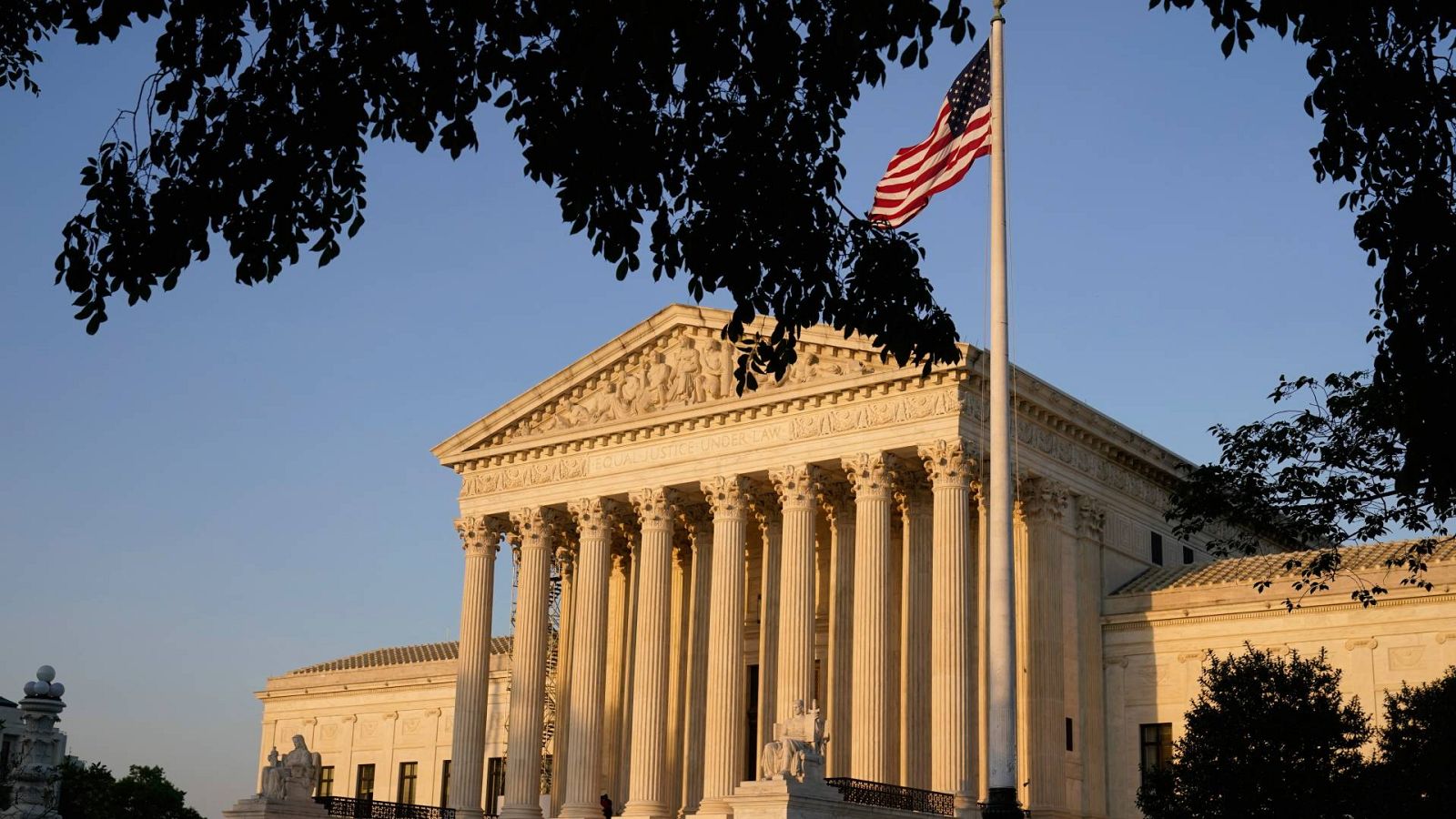 El Tribunal Supremo de EE.UU. mantiene el acceso a la píldora abortiva mifepristona | Ver