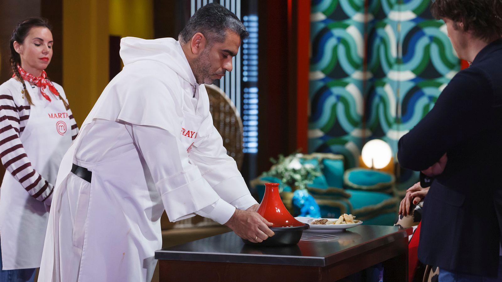 Fray Marcos comienza a brillar en MasterChef | Ver