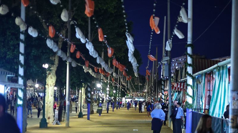 Controles alimenticios y de policía, la otra cara de la Feria de Sevilla para garantizar la fiesta