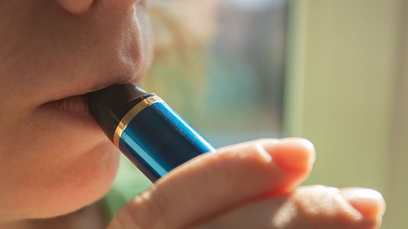 Aumenta la moda de vapear: nueve de cada diez jóvenes españoles están expuestos a esta tendencia - Ver ahora