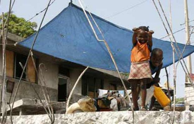  - Los haitianos se informan por radio