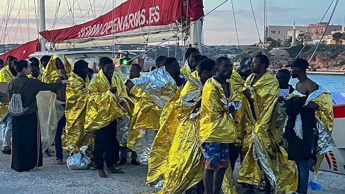 Telediario 2 - Crisis migratoria en el Mediterráneo: Italia recibe 3.000 personas en dos días