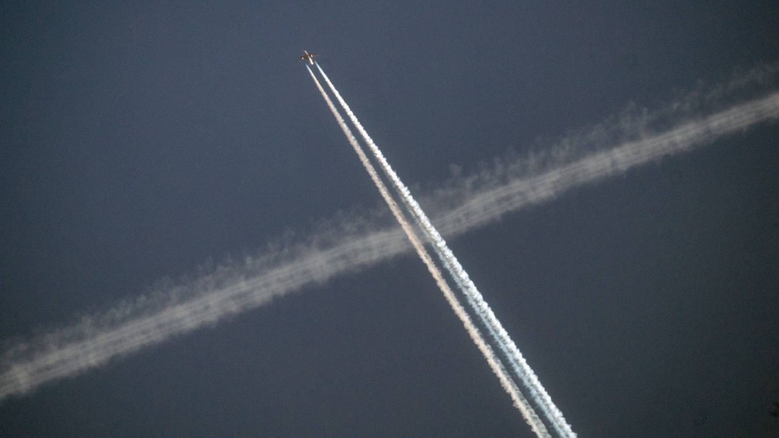 Las estelas de condensación, una forma más de negacionismo científico | Ver