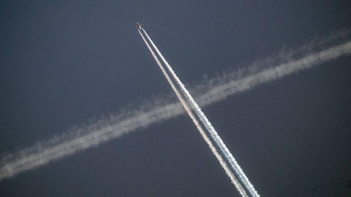 Telediario 1 - Estelas de condensación, la nueva vuelta de tuerca negacionista