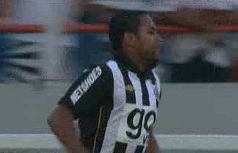 Robinho debutó con el Santos, al que ha llegado cedido hasta agosto por el Manchester City inglés, y lo hizo con un golazo de tacón que le dio la victoria a su equipo ante el São Paulo por 2-1.