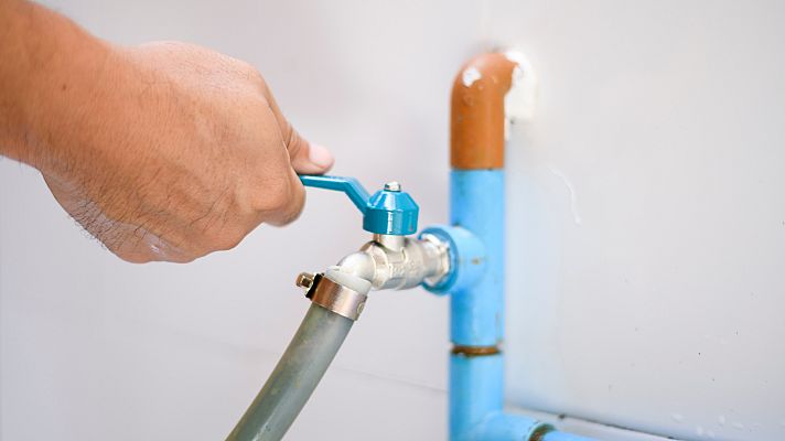 Telediario Fin de Semana - Prohíben regar y llenar piscinas en 30 municipios de Badajoz por la sequía