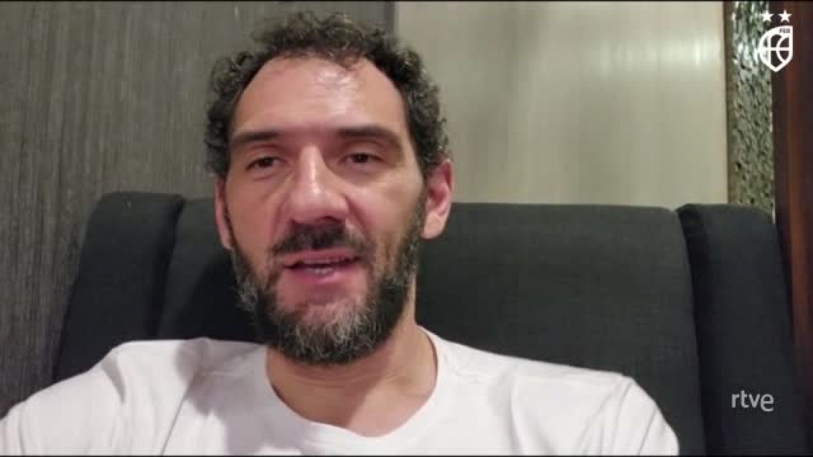 Jorge Grabajosa, como presidente de la Federación Española, ha sido el encargado de subir el trofeo de campeón del mundo al escenario del sorteo.