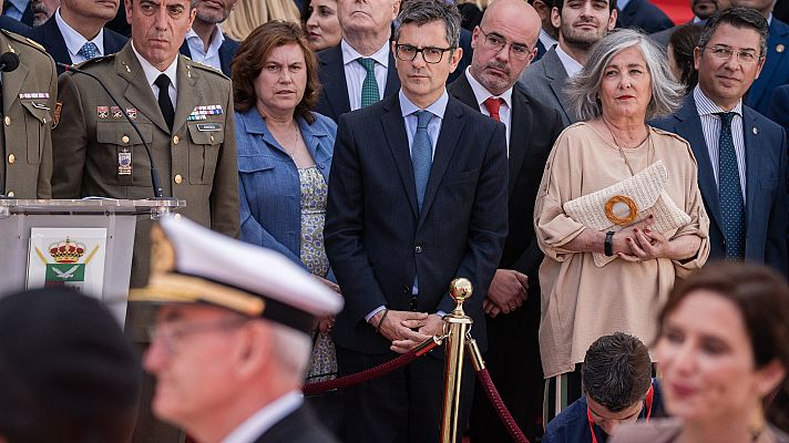 Telediario 2 - El Gobierno de Ayuso impide a Bolaños subir a la tribuna del desfile del Dos de Mayo y eleva la tensión con Moncloa