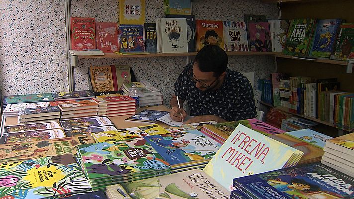 L'informatiu - Comunitat Valenciana - Milers de visitants s'acosten a la Fira del Llibre de València