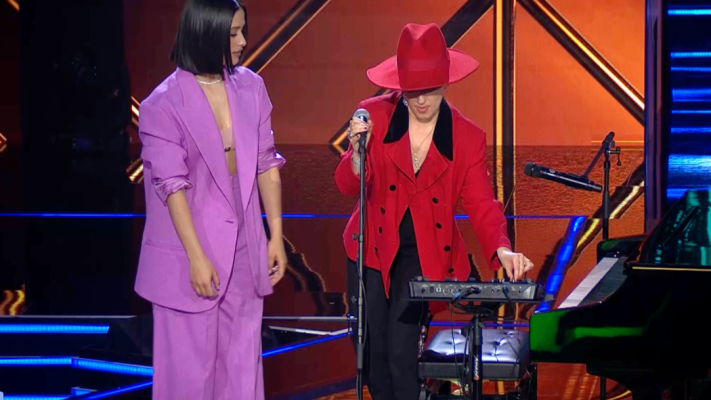 Cover Night - Chanel se divierte en Cover Night probando el live looping