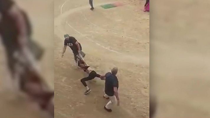 La hora de La 1 - Un político del PP arrastra a una activista antitaurina