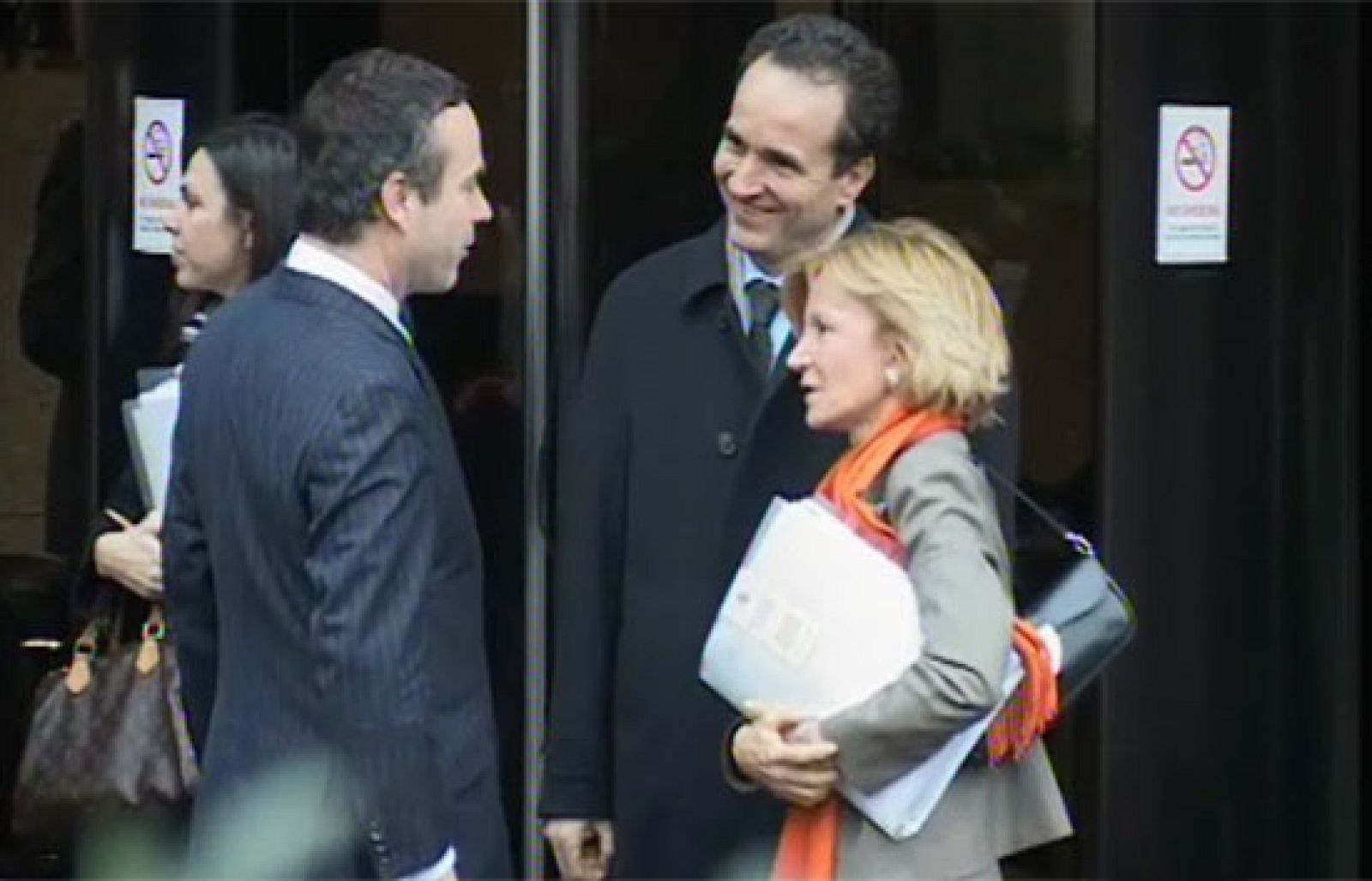 Elena Salgado y Manuel Campa viajan a Londres para tranquilizar a inversores y analistas | Ver