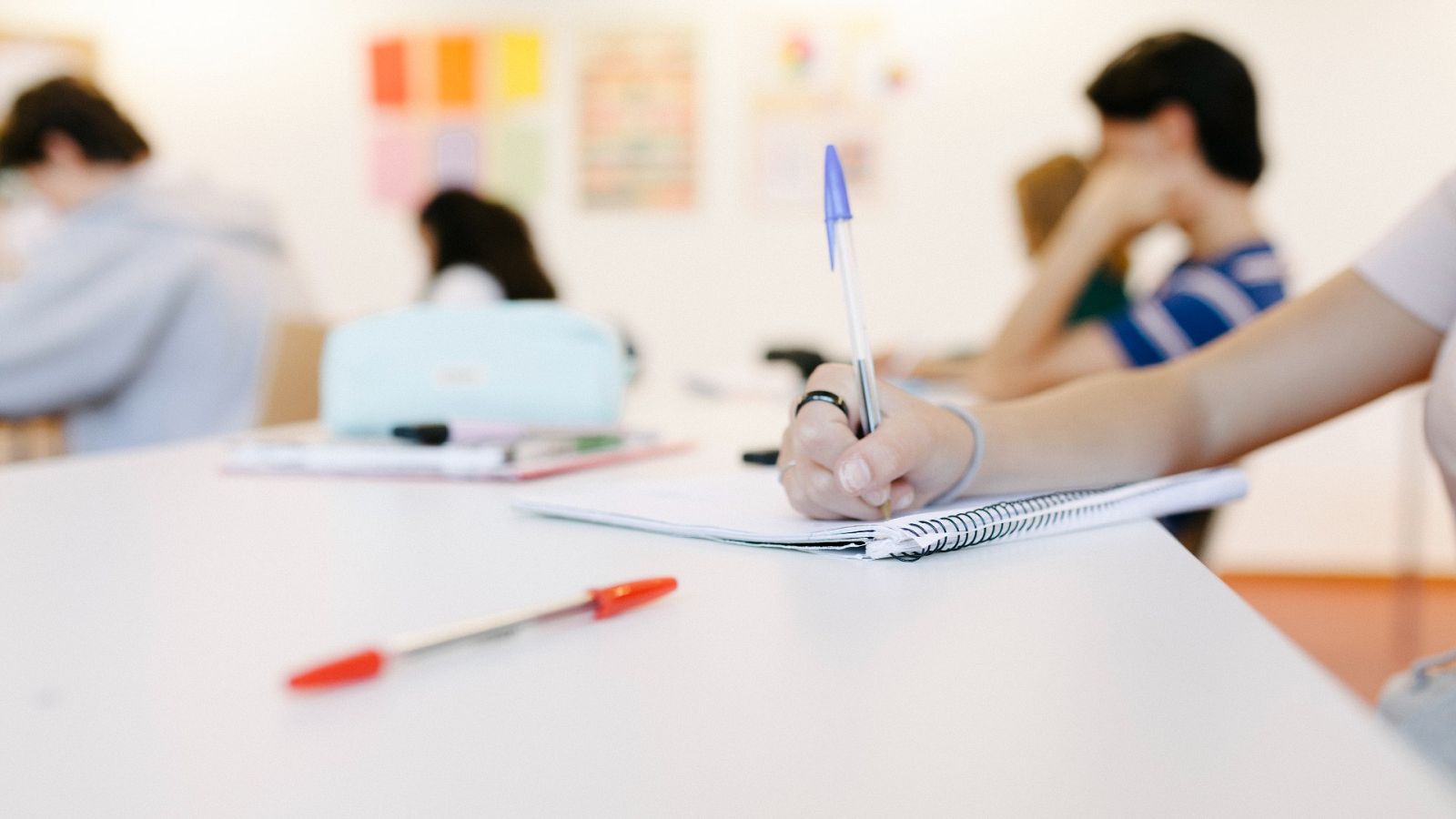 Investigan a dos colegios en Pamplona por 'inflar' las notas de sus alumnos de bachillerato