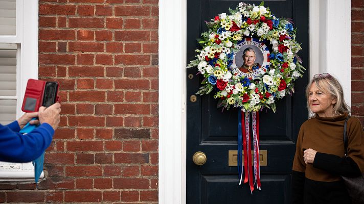 Telediario 2 - Más allá del entusiasmo por la coronación: "Mucha gente joven está desconectada de la monarquía"