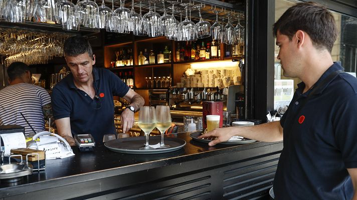 Telediario 2 - Sindicatos y patronal logran un preacuerdo para subir los salarios un 4% este año, y un 3% en 2024 y en 2025