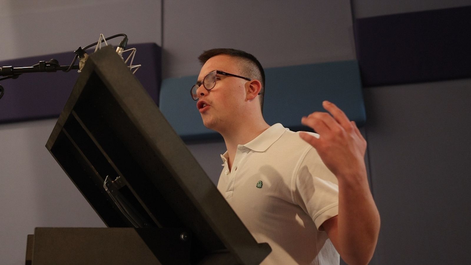 Ángel Galiano dobla a Noah Mattews, primer actor con síndrome de Down de la factoría Disney