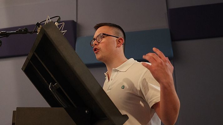 Telediario 2 - Ángel Galiano dobla a Noah Mattews, primer actor con síndrome de Down de la factoría Disney