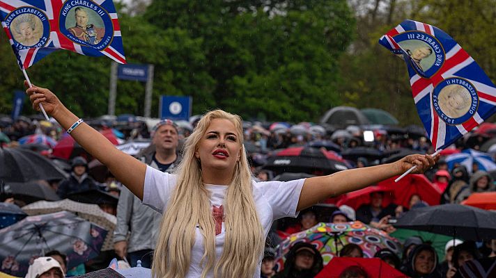 Telediario Fin de Semana - Miles de británicos celebran la coronación de Carlos III y Camila