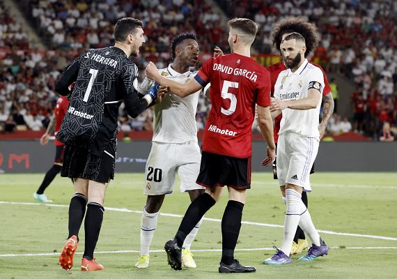 Fútbol - Rifirrafe entre Vinícius y el Chimy Ávila en el descanso del partido