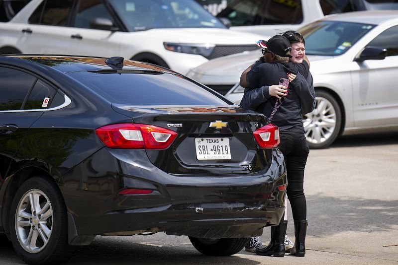 Mueren ocho personas en un tiroteo en un centro comercial a norte de Dallas, Estados Unidos