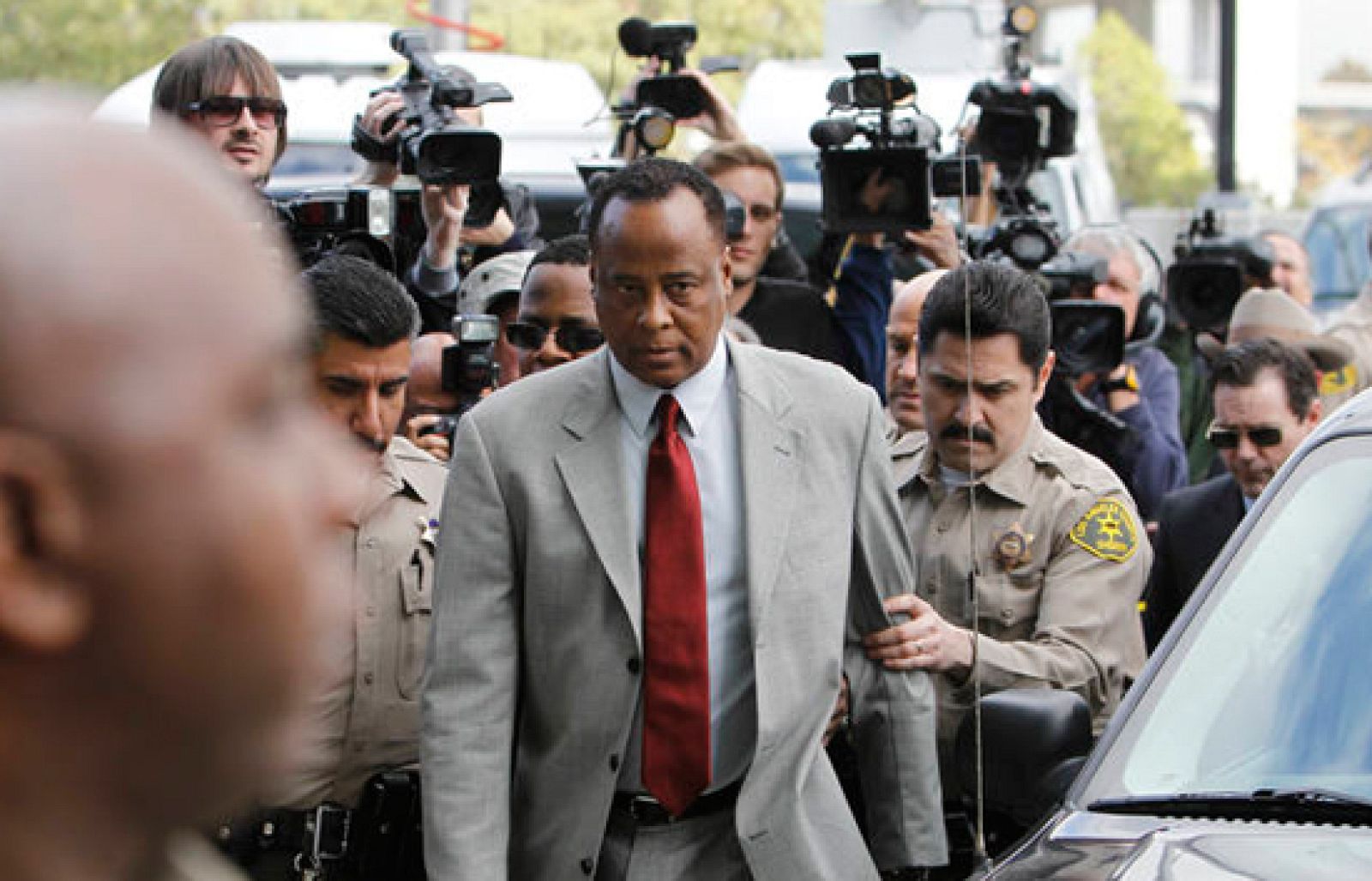 El médico de Jackson en libertad bajo fianza acusado de homicidio involuntario | Ver