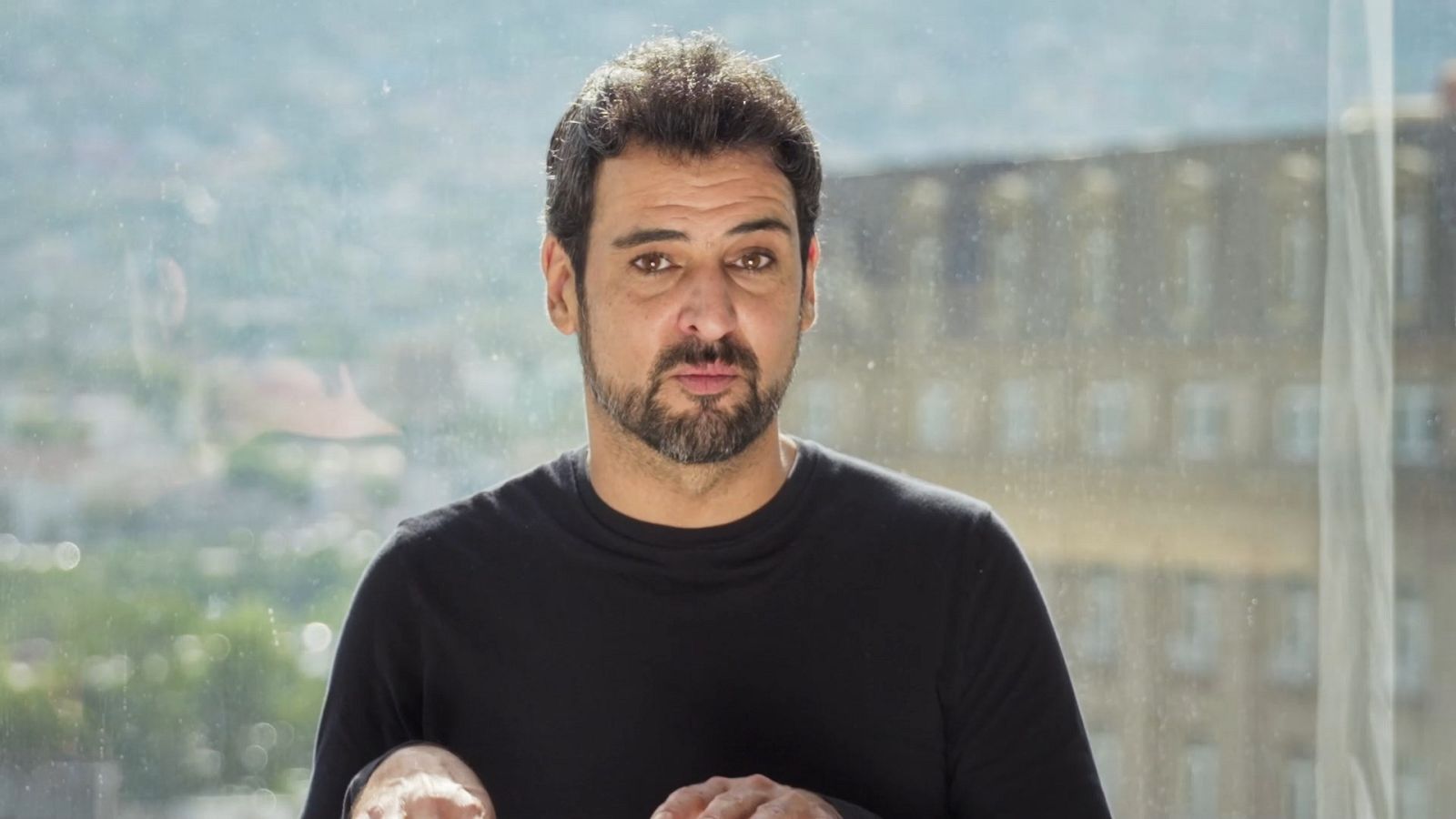 Gerard hace monólogos sobre la violencia en México - Españoles en conflictos | Ver