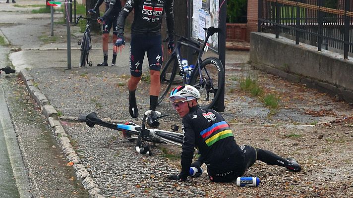 Ciclismo - Un perro ocasiona la caída de Remco Evenepoel en la quinta etapa del Giro