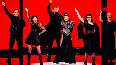 Albania: Albina & Familja Kelmendi cantan "Duje"